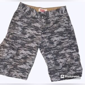 Levi’s Boys Camo Cargo shorts! Size 10R!🔥